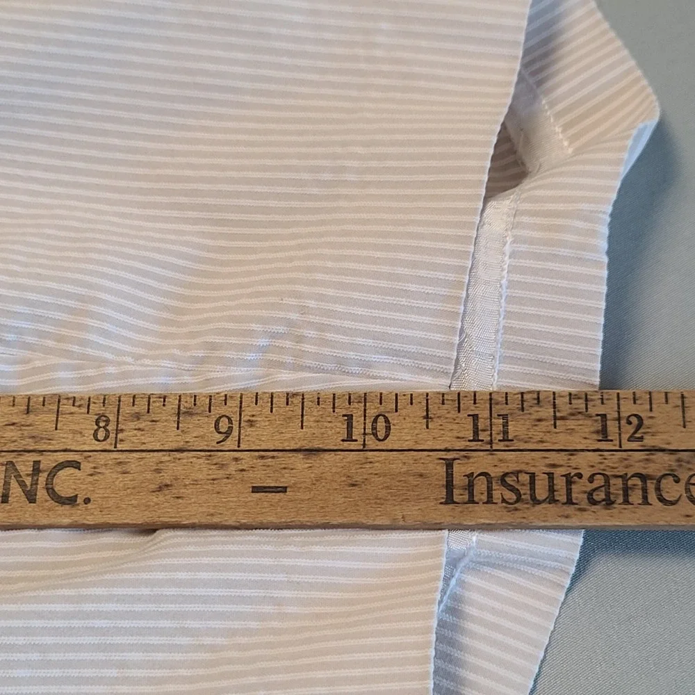 Chico's Seersucker Walking Shorts Women 1 Short Beige White Striped Stretch Knee
